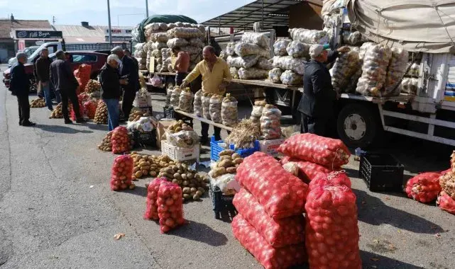 Vatandaşların kışlık patates ve soğan stoku başladı