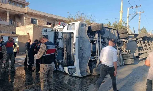 Mardin'de kontrolden çıkan tır devrildi: 1 yaralı