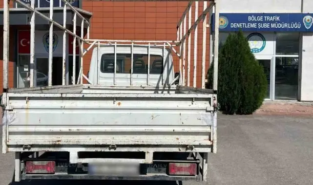 Seyir halinde kasasından merdiven düşen kamyonet bulundu