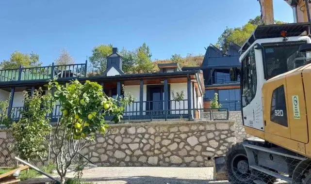 Gökçeören'de kaçak bir villa daha yıkıldı