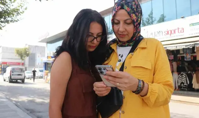 Genç kızın telefonunu çantadan çaldı, hiçbir şey olmamış gibi yoluna devam etti
