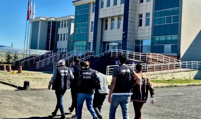 Kars'ta uyuşturucu taciri 3 kişi tutuklandı