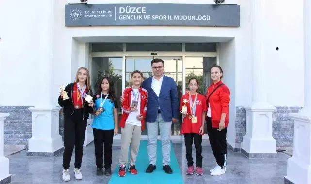 Yazıcı'dan başarılı sporculara hediye