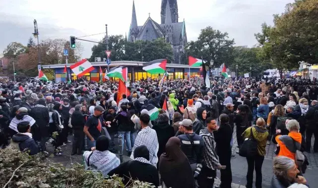 Berlin'de Filistin'e destek gösterisine polisten müdahale