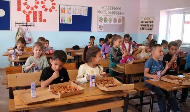 Mardin'de 65 öğrenci ilk defa pizza tattı