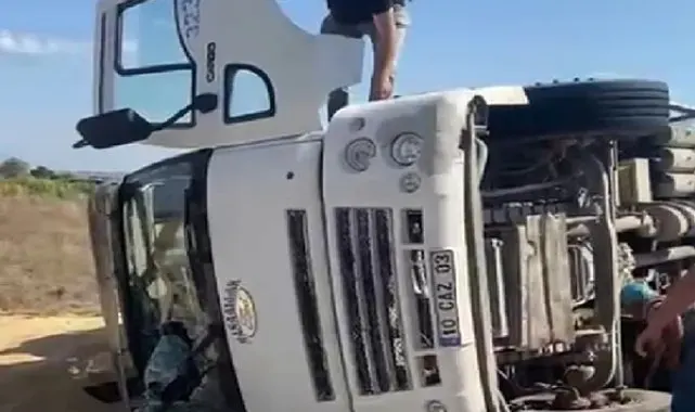 Gönen'de çeltik yüklü kamyon devrildi: Sürücü hastaneye kaldırıldı