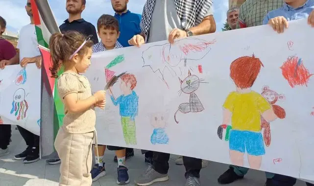 Filistin'e destek için çocuklar 1 kilometrelik resim yaptı