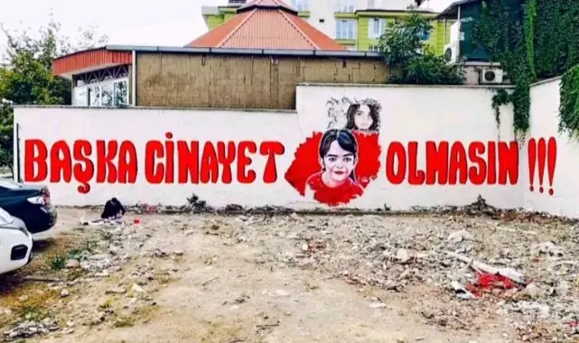 Azerbaycanlı sanatçı duvara "Başka cinayet olmasın" yazdı