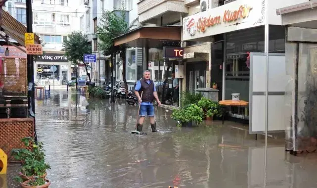 Erdek'te 10 dakikalık yağış sonrası altyapı sorunu yine gündemde