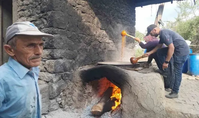 Konya'da köy ocağında imeceyle pekmez yapılmaya devam ediliyor