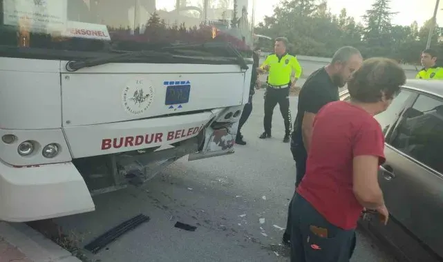 Burdur'da otomobil ile belediye otobüsü çarpıştı: 1 yaralı
