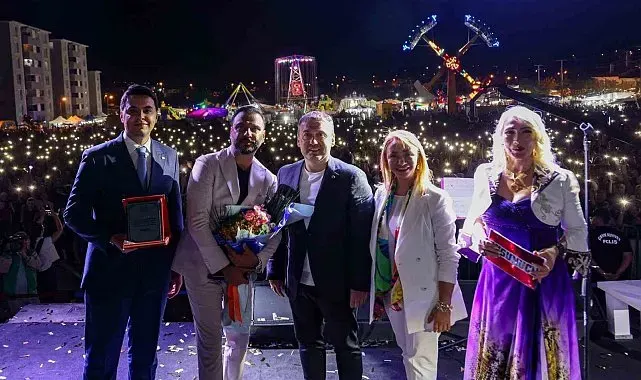 9 bin 600 nüfuslu ilçede düzenlenen Alişan konserini 25 bin kişi izledi