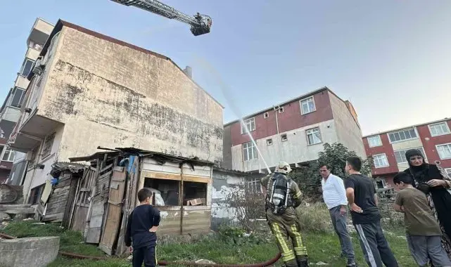 Arnavutköy'de 3 katlı binanın çatısı alevlere teslim oldu