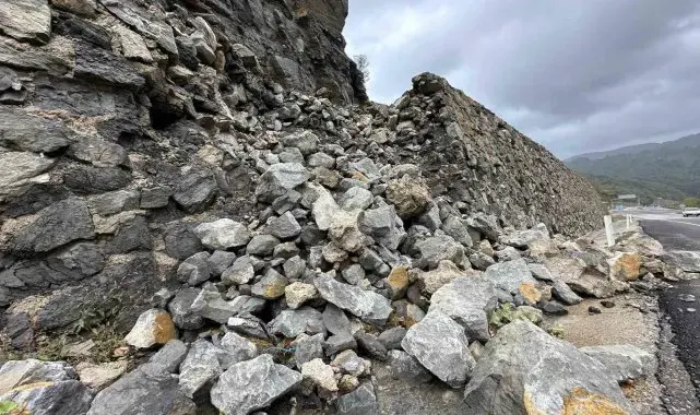 Aşırı yağışlar sonrası kara yolunda istinat duvarı yıkıldı