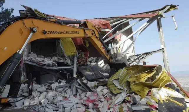 Bursa'da kaçak villa yıkıldı