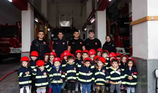 Anaokulu öğrencileri itfaiyede tatbikat yaptı