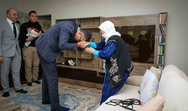 Vali Çelik'ten 104 yaşındaki Temel'e ziyaret