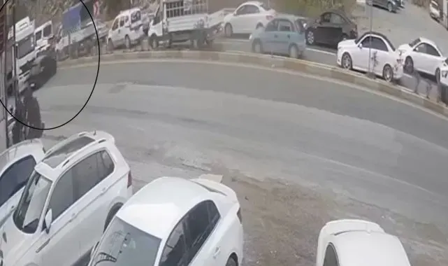 Tırın önüne kattığı otomobili sürüklediği anlar kamerada