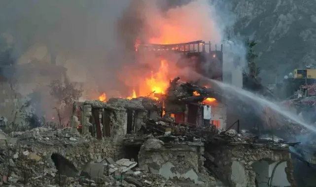 Hatay'da ahşap bina alevlere teslim oldu