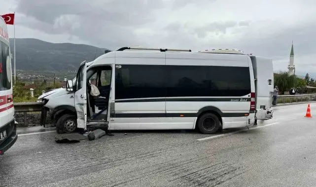 D100'de minibüs bariyerlere çarptı: 1 yaralı