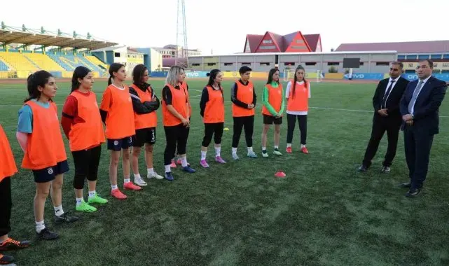 İl Müdürü Çelebi, Kadın Futbol Takımını ziyaret etti