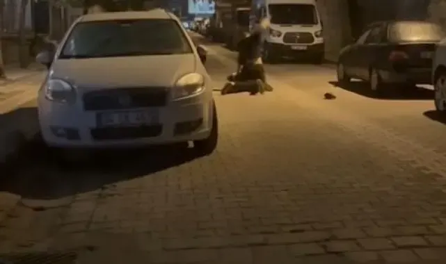 Sultangazi'de dehşet anları kamerada: Yerde yatan kişiyi yumrukladı