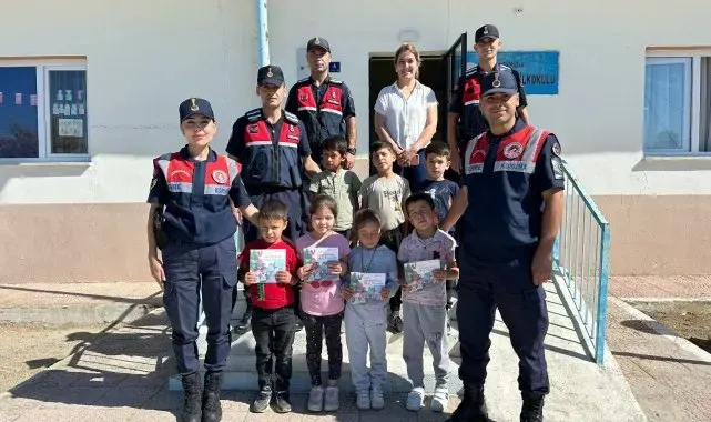 Yenipazar'da jandarma ekipleri tarafından öğrenciler bilgilendirildi