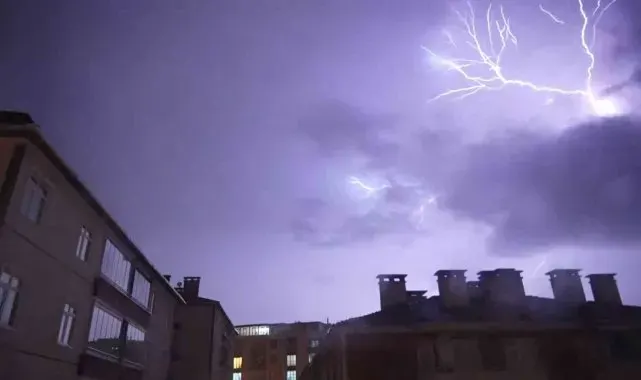 Samsun'da şimşek ve yıldırımlar gökyüzünü aydınlattı