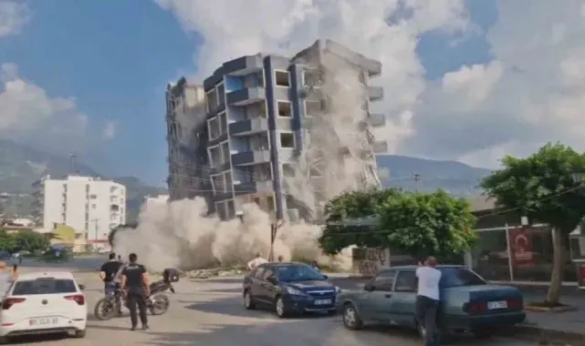 7 katlı binanın yıkımı esnasında meraklı vatandaşların paniği kamerada