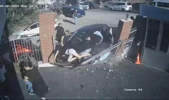 İzmir'de otomobilin okulun bahçesine girme anı kamerada