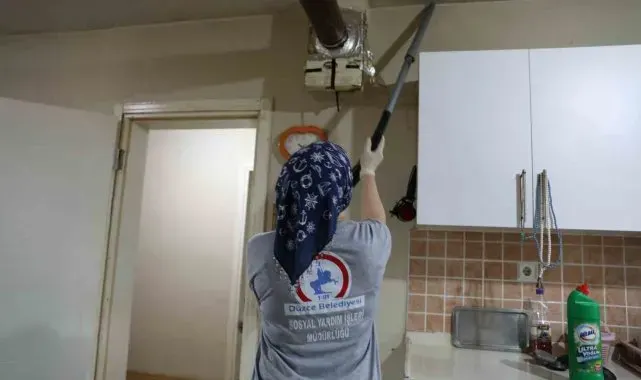 Düzce Belediyesi yaşlı anne ve oğlunun yanında