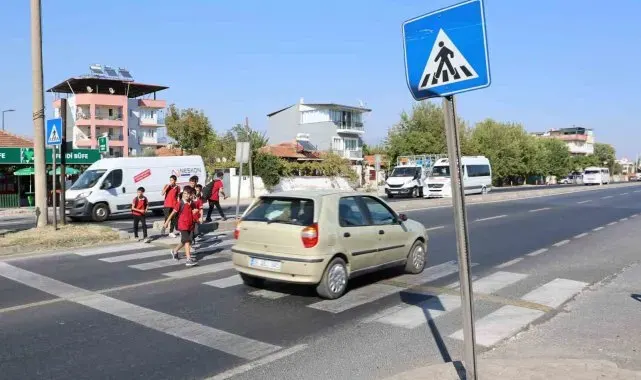 Bu mahallede okula giden çocuklar ve aileleri diken üstünde kalıyor