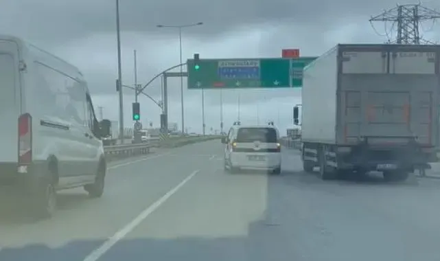 Trafikte tehlikeli inatlaşma kamerada