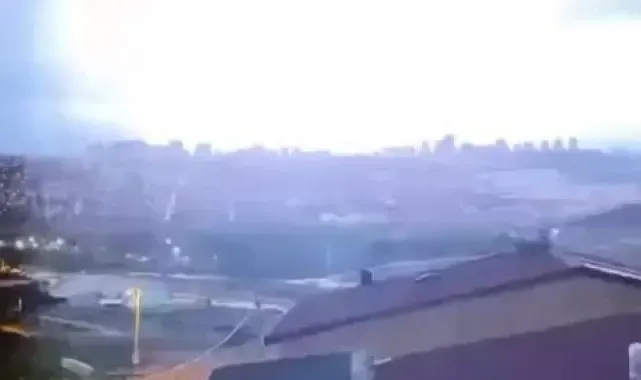 İstanbul'da sağanak yağışta çakan şimşekler geceyi aydınlattı