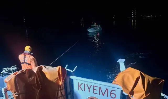 Makine arızası yapan 9 metrelik tekneyi KIYEM ekipleri kurtardı