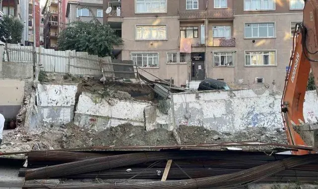 Güngören'de inşaat çalışması sırasında istinat duvarı ve yol çöktü