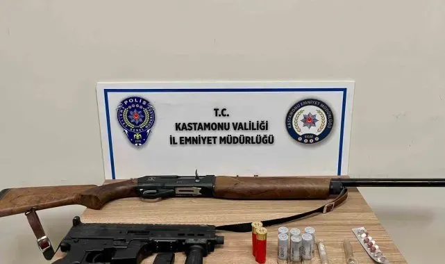 Polisin durdurduğu araçtan "Uzi" çıktı: 2 gözaltı