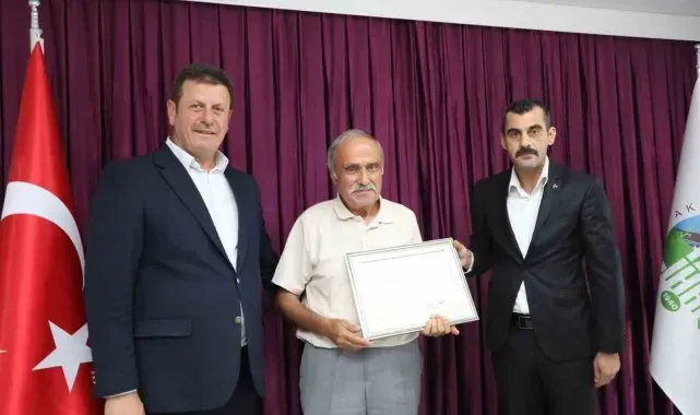 Akyazı'da 35 yıllık esnaflara şükran belgesi