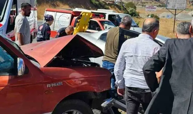 Batman'da iki araç kafa kafaya çarpıştı: 3 yaralı