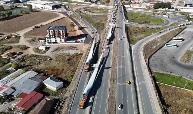 Dev kanatların zorlu yolcuğu trafiğin aksamasına neden oldu