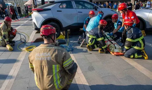 Bursa Büyükşehir İtfaiyesi'nden gerçeği aratmayan tatbikat