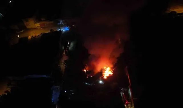 Bursa'da palet fabrikasında korkutan yangın: Alevler geceyi aydınlattı
