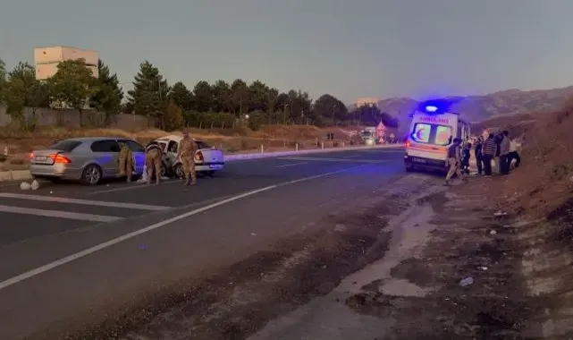 Elazığ'da iki otomobil çarpıştı: 8 yaralı