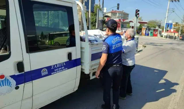 Gebze'de izinsiz asılan afişler kaldırılıyor