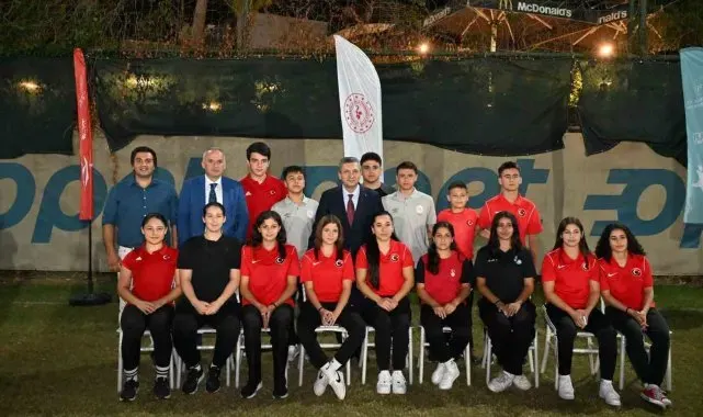 Vali Şahin, 'Antalya'nın altın çocukları' ile bir araya geldi
