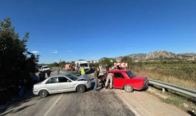 Isparta'da otomobiller kafa kafaya çarpıştı: 2 yaralı