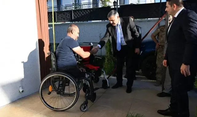 Vali Çiftçi gaziye akülü sandalye hediye etti