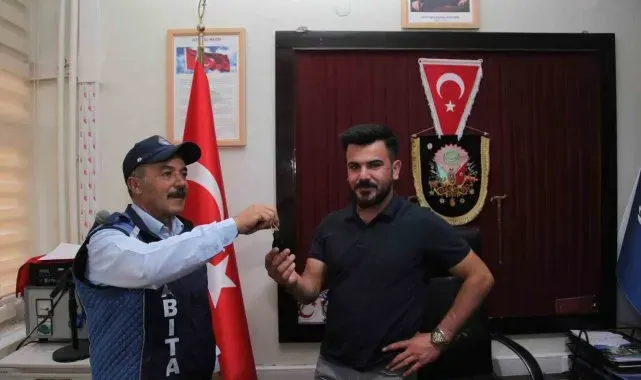 Ahlatlı esnaf, yerde bulduğu bir kese altını sahibine teslim etti