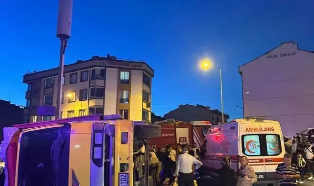 Başakşehir'de demir yüklü kamyonet devrildi, 3 çocuk demirlerin altında kaldı