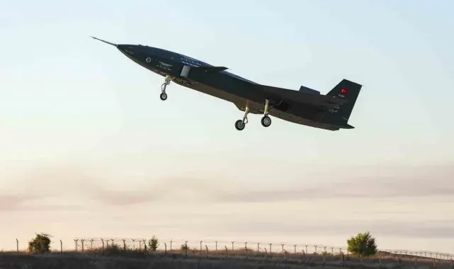 Bayraktar KIZILELMA'nın üretim prototipi ilk uçuş testini başarıyla tamamladı